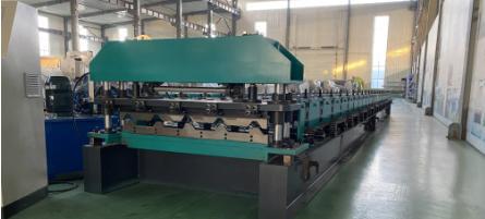 Tr4 roof panel rolling forming machine